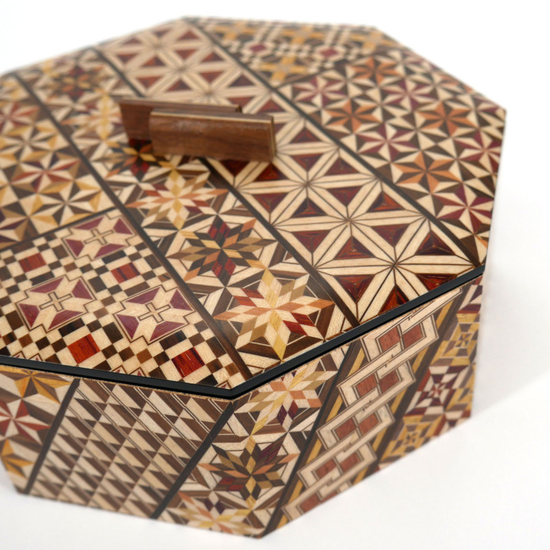 scatola ottagonale nella tradizionale intarsio Yosegi di Hakone KOYOSEGI