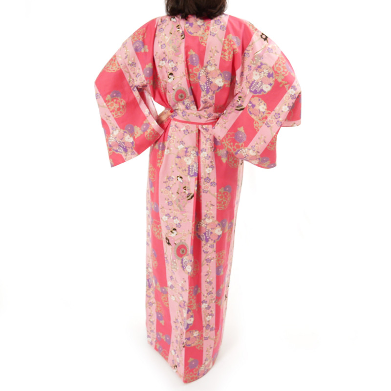 kimono giapponese yukata in cotone rosa, GEISHA, geisha di bellezza su sfondo a righe