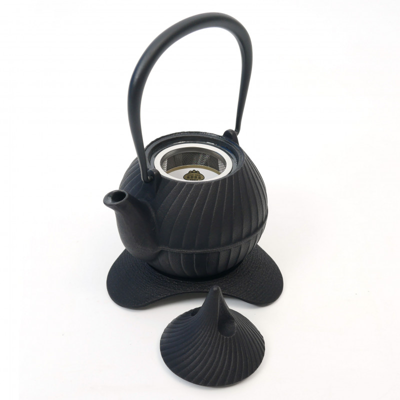 Japanese black cast iron teapot from Japan, ITCHU-DO, TSUBOMI + trivet