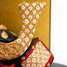 Adorno japonés casco kabuto de oro negro y naranja en cerámica y tejidos, CHIRIMENSHUSSEKABUTO, 7,5 cm
