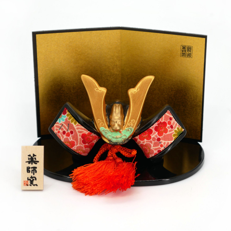 Ornement japonais casque kabuto noir or et orange en céramique et tissus, SHUSSEKABUTO, 6 cm