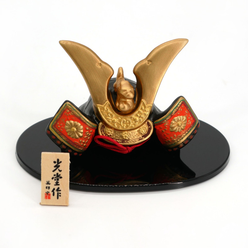Casco kabuto japonés con adorno de oro negro y naranja en cerámica y tejidos, SHUSSEKABUTO KINRYU, 7,5 cm