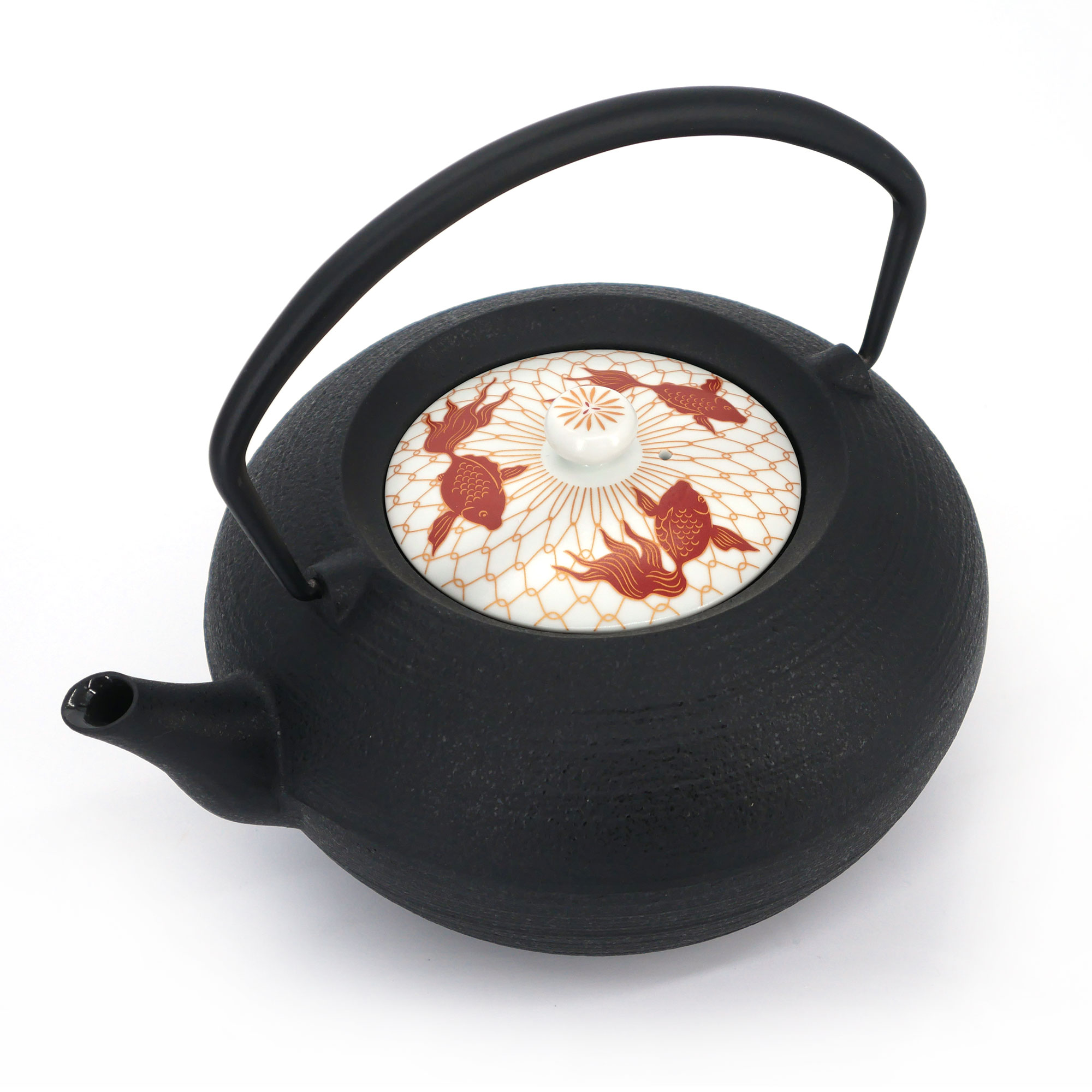 https://nipponandco.fr/34838/japanese-prestige-cast-iron-round-teapot-with-ceramic-lid-chushin-kobo-hiratsubo-goldfish.jpg