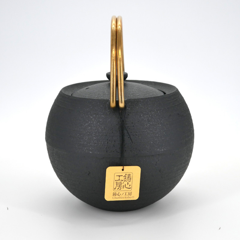 théière ronde noire en fonte anse en cuivre prestige japonaise chûshin kôbô MARUTAMA