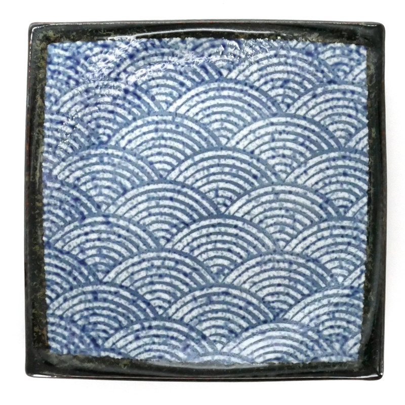 assiette traditionnelle japonaise de taille moyenne carrée courbée avec motifs bleus SEIGAIHA