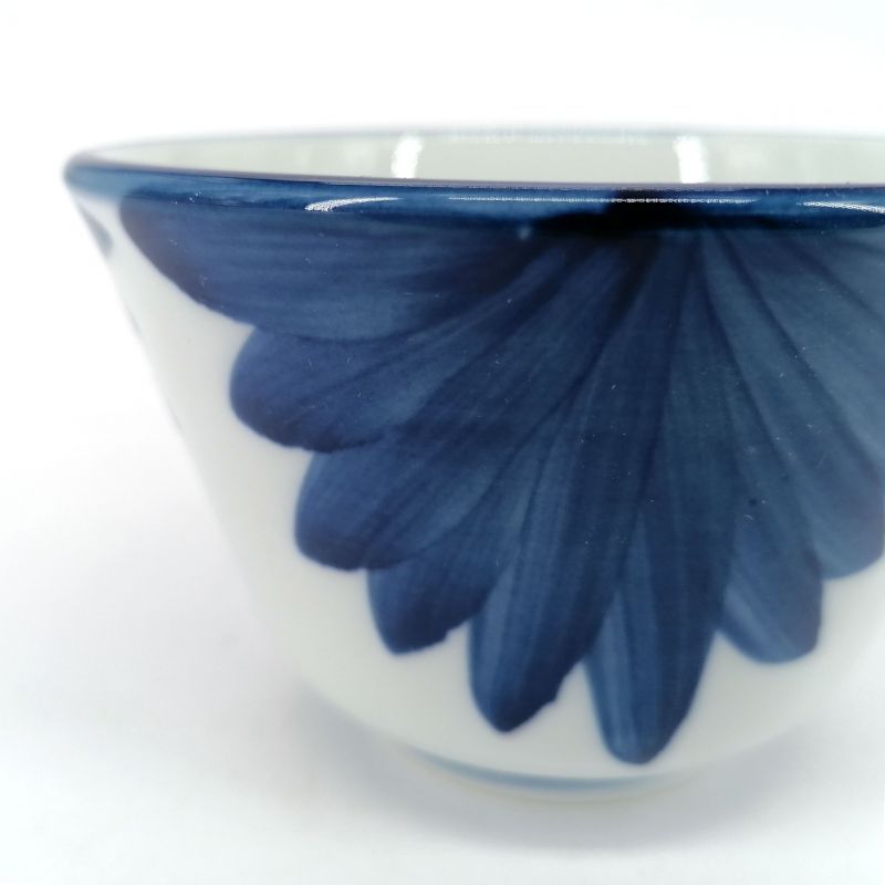 Japanische Keramik-Teetasse, weiße und blaue Blütenblätter - AOI HANABIRA