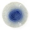 Runde Keramikplatte, blau und weiß, helles Muster in Form einer Rose - BARA