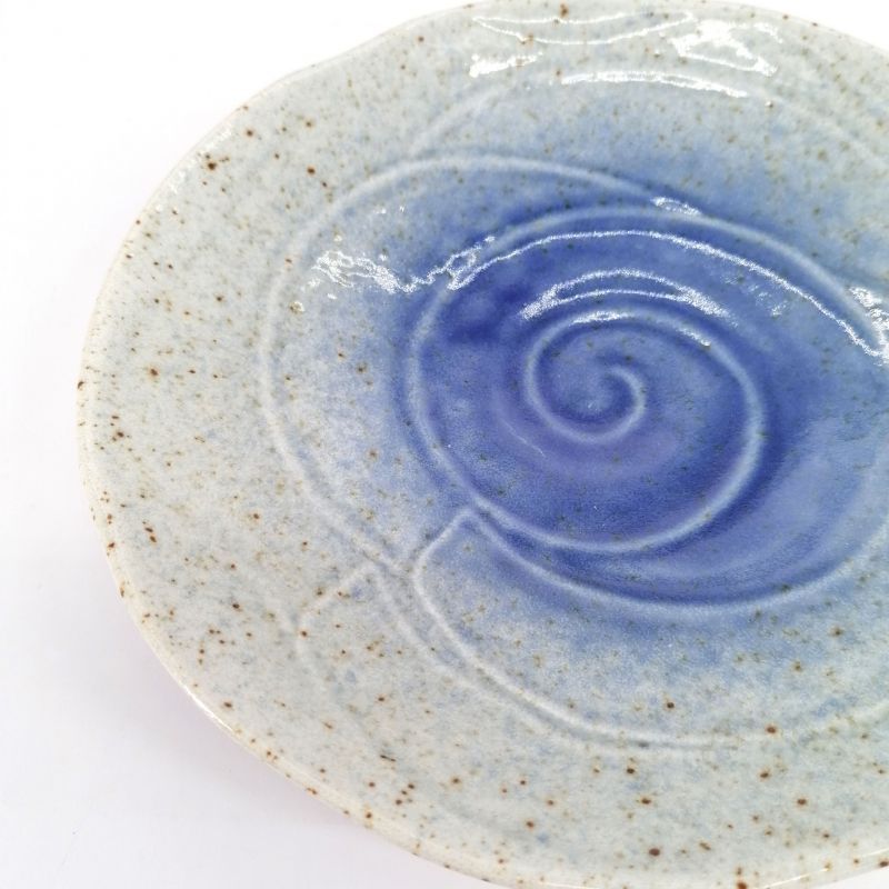Runde Keramikplatte, blau und weiß, helles Muster in Form einer Rose - BARA