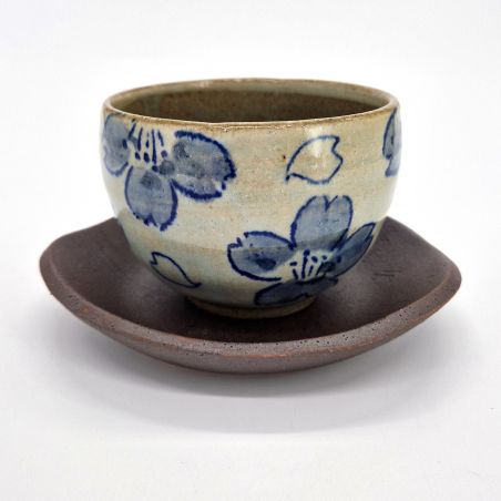 Japanische Tasse aus weißem Ton und blauen Blumen mit Untertasse