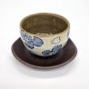 Japanische Tasse aus weißem Ton und blauen Blumen mit Untertasse