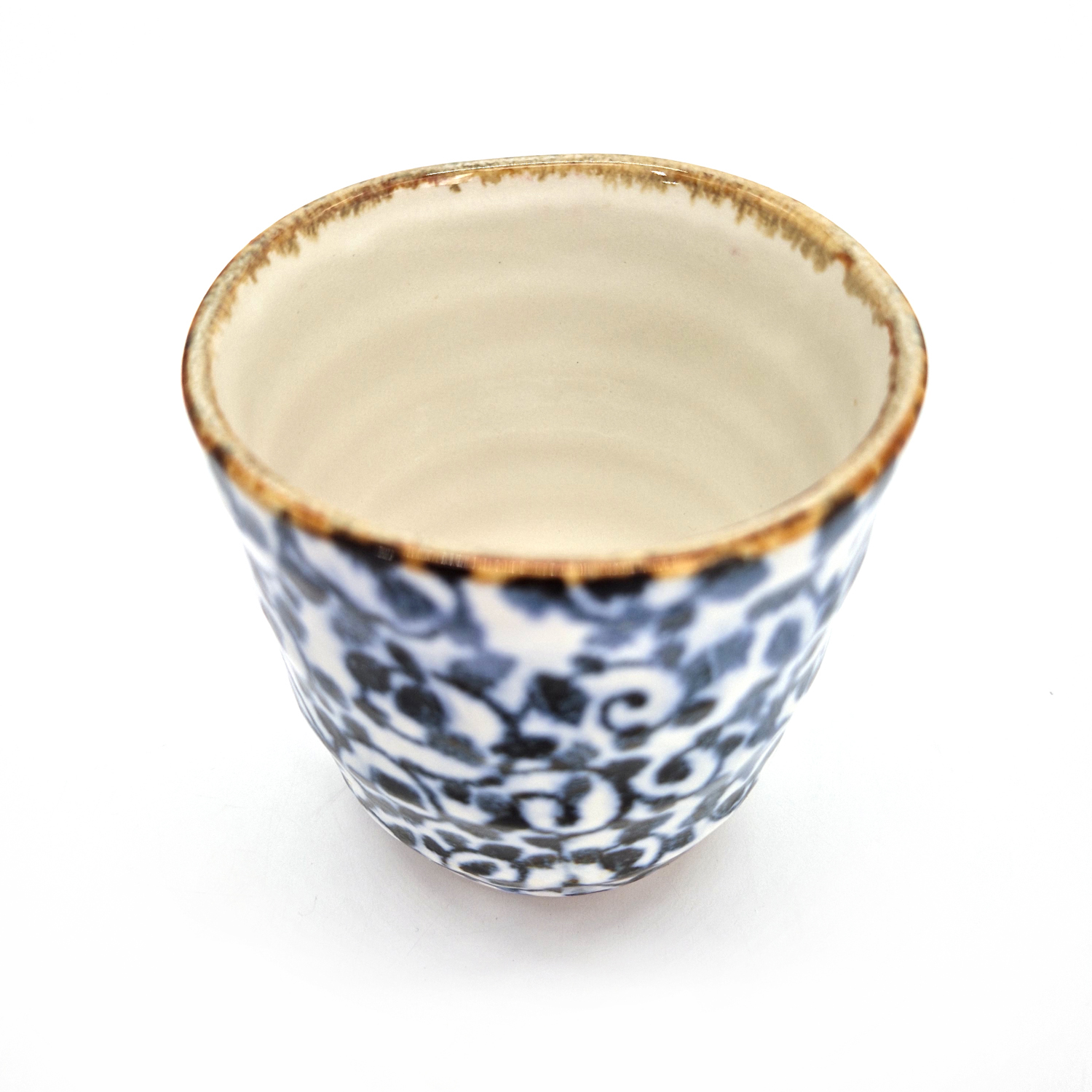 https://nipponandco.fr/68771/tazza-da-te-in-ceramica-giapponese-blu-e-bianco-fogliame-koyo.jpg