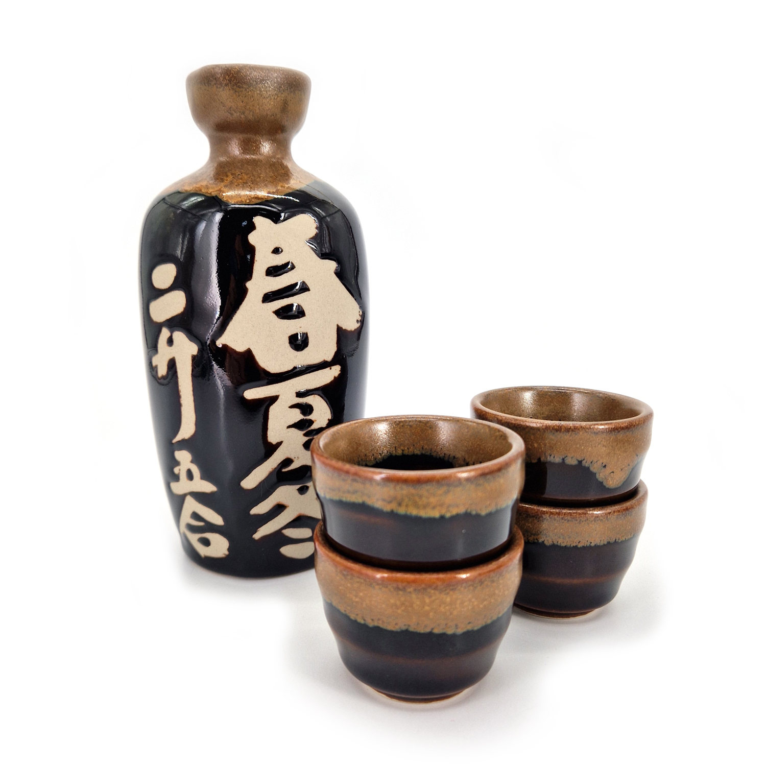 Tasses et récipients traditionnels utilisés au Japon pour boire du saké