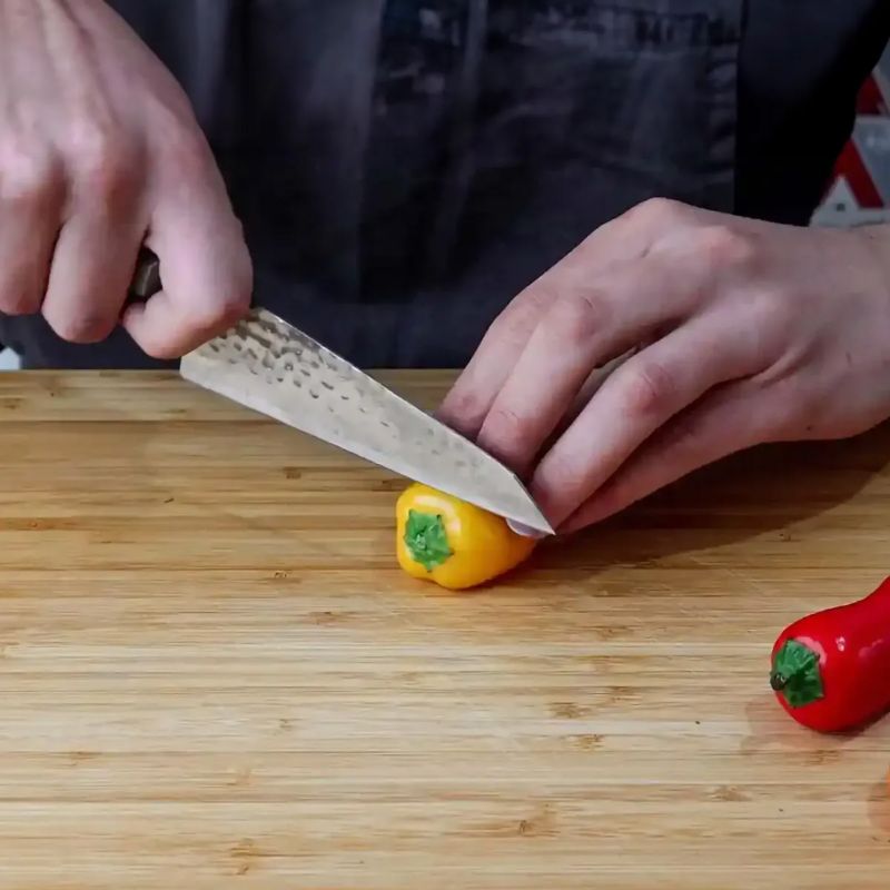 Couteau de cuisine japonais martelé Petty (couteau universel) Bunka - avec saya magnétique et boîte cadeau - lame 13.5 cm