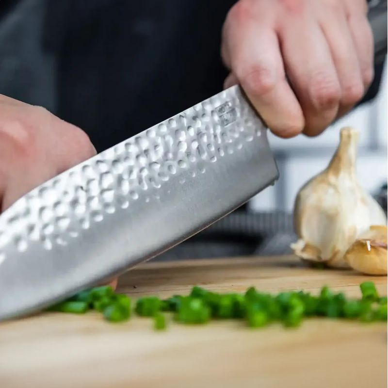 Couteau de cuisine japonais martelé Santoku KOTAI avec saya et boîte en bambou - lame 18 cm