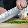 Couteau de cuisine japonais martelé Santoku KOTAI avec saya et boîte en bambou - lame 18 cm