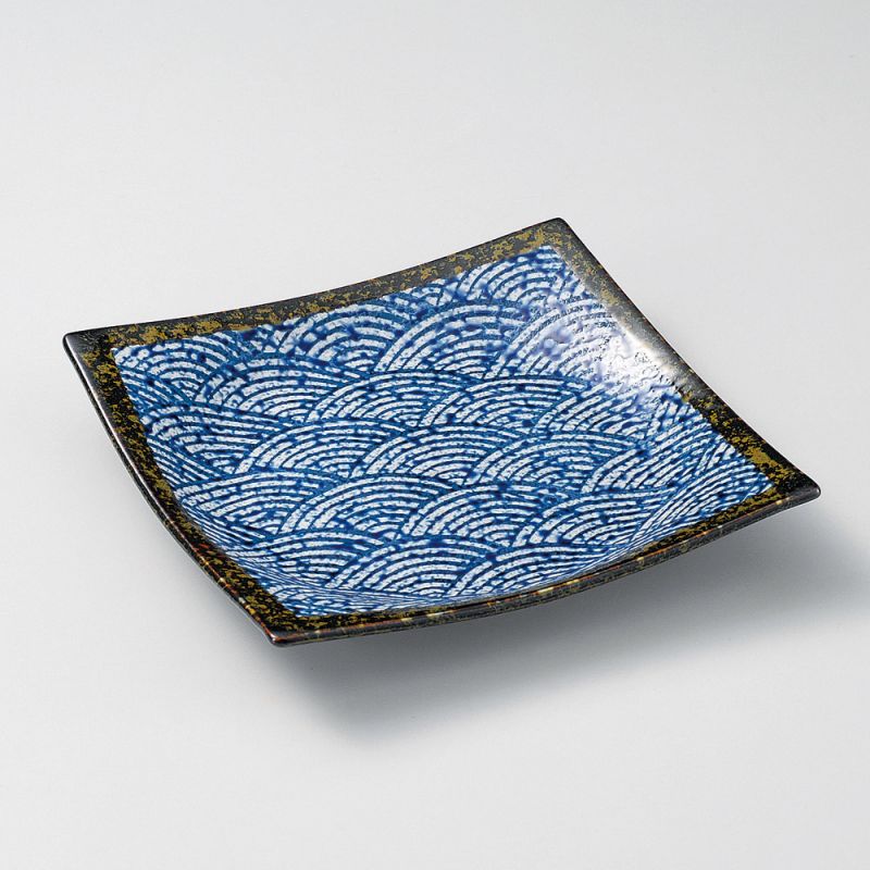 piatto giapponese quadrato con angoli curvi e motivi blu SEIGAIHA
