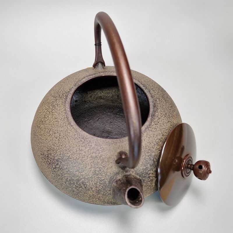 Japanese cast iron kettle with copper cover, HIRAMARU, bronze
