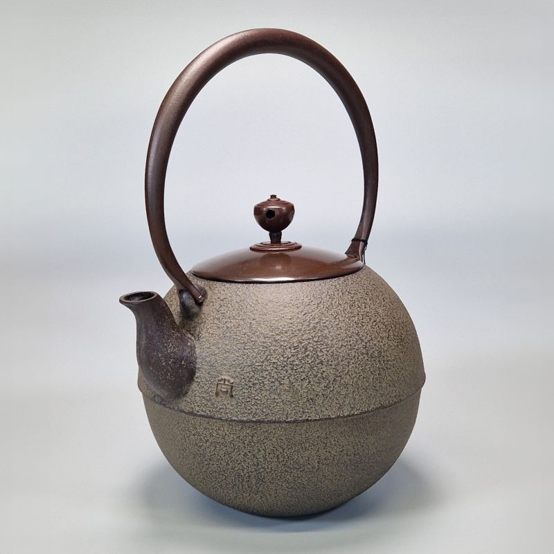 Japanese cast iron kettle with copper lid, MARU, bronze