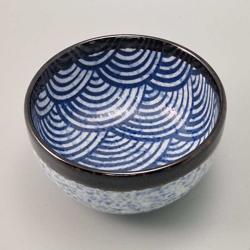 bol de riz traditionnel japonais avec motifs bleus SEIGAIHA