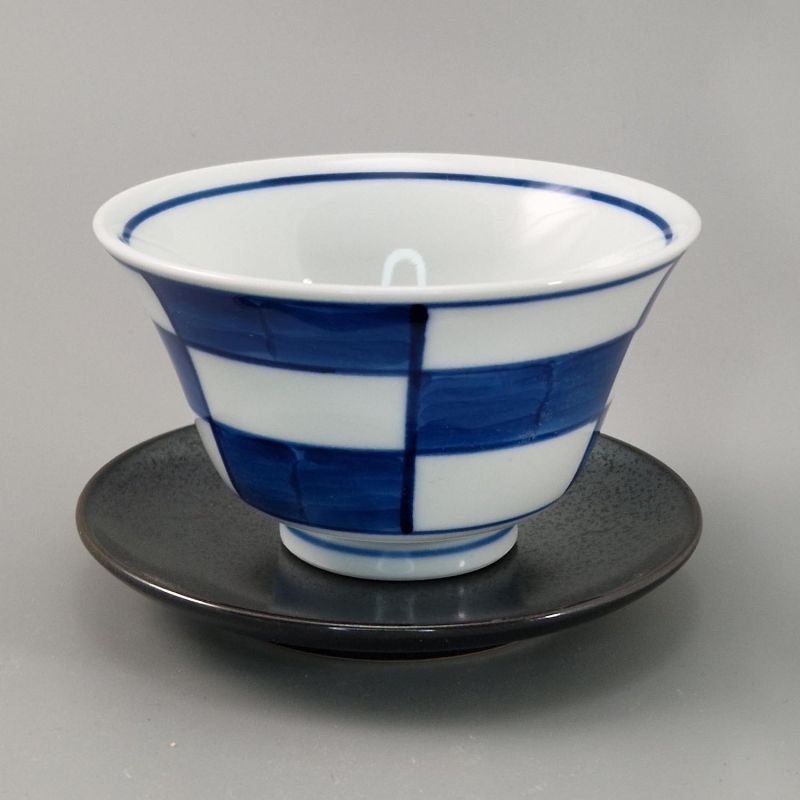 Japanische blau karierte Keramiktasse und graue Untertasse