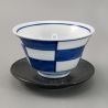 Japanische blau karierte Keramiktasse und graue Untertasse