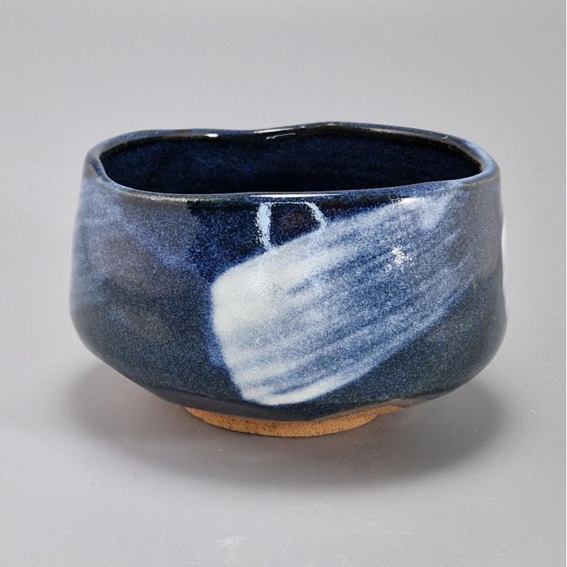 traditionelle japanische Matcha-Schale, blaue Farbe, Steingut, KON UWAGUSURI SHIROHAKE