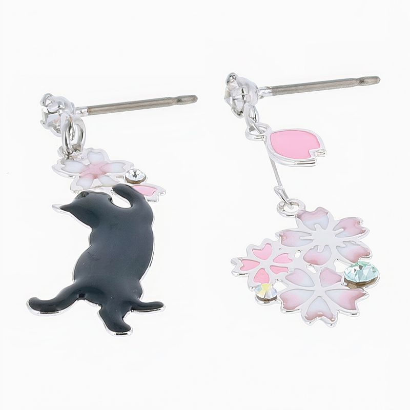 Boucles d'oreilles japonaises- Motif Chat jouant avec des fleurs de cerisier 