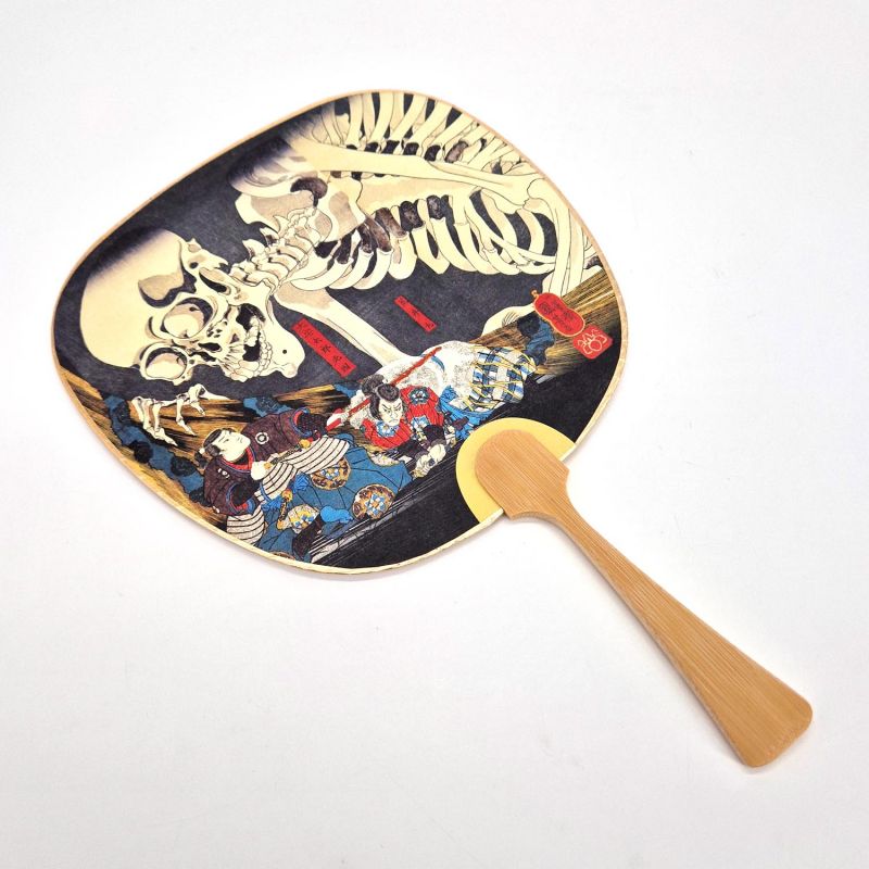 Abanico japonés uchiwa no plegable de papel y bambú con estampado Kuniyoshi "Sohma", 26cm