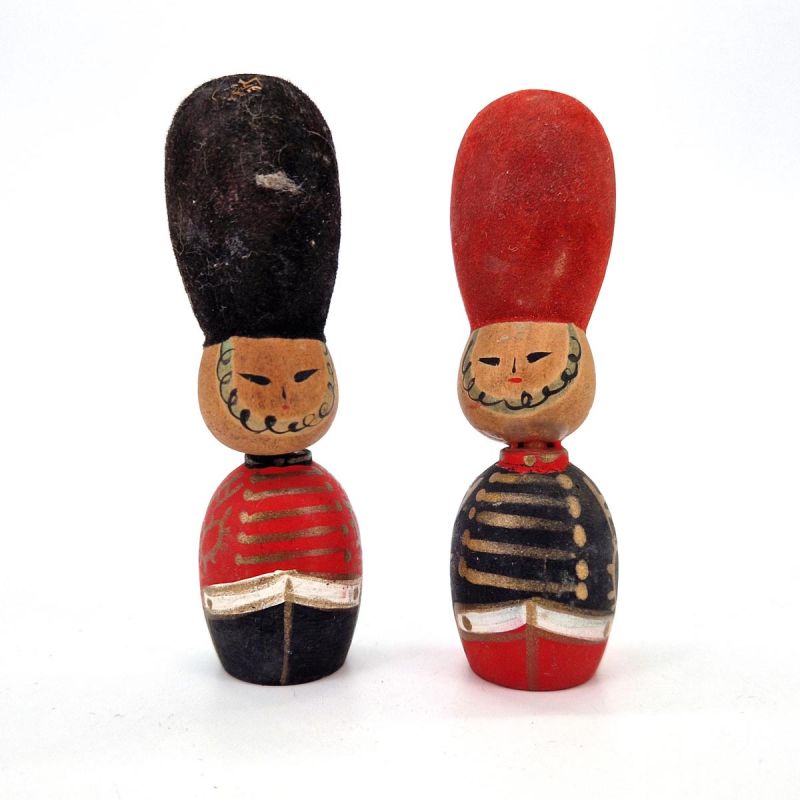 Piccola bambola giapponese in legno, KOKESHI VINTAGE