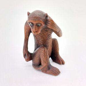 Japanese carved wooden okimono representing a monkey, height 5 cm